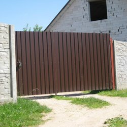 Ориентир бетонный забор и <br>коричневые ворота