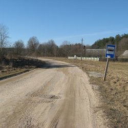 В конце деревни с правой стороны остановка  <br>через 100 метров от остановки повернуть налево в горочку